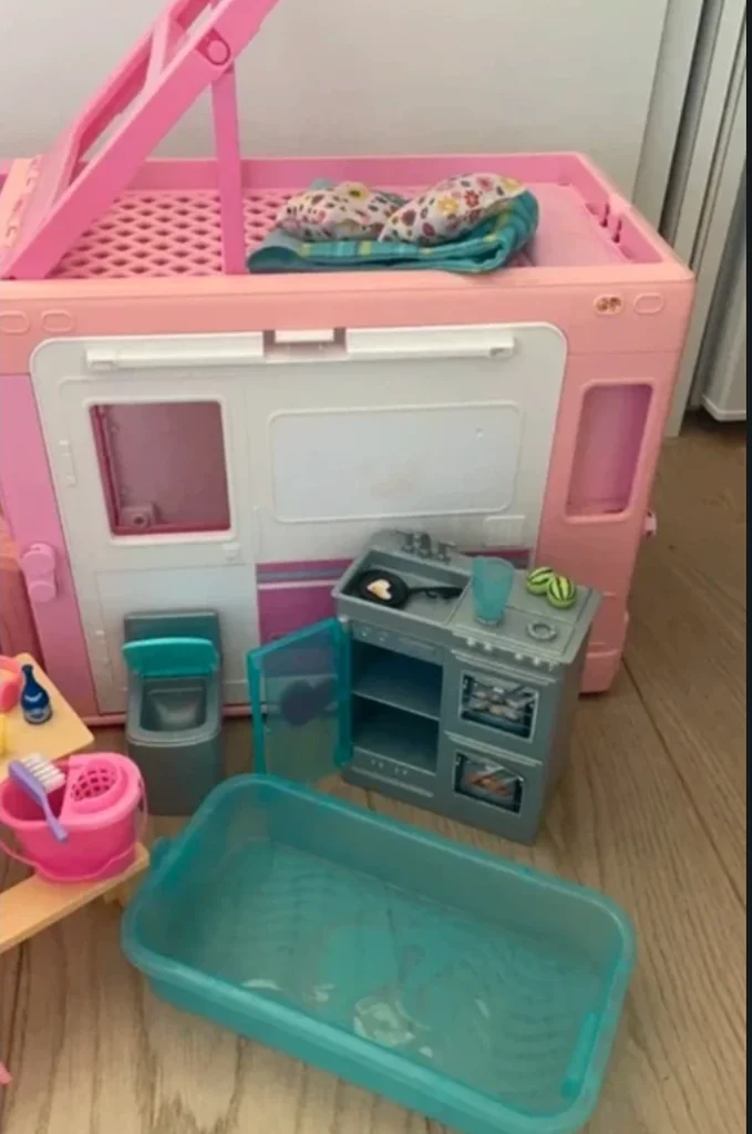 Camping car Barbie avec accessoires – photo 3